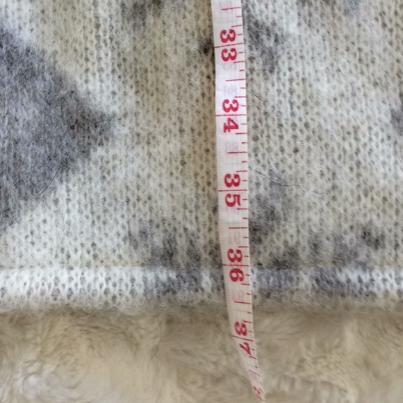 Hilda Ltd big wool Icelandic snowflake poncho - Picture 5 of 11